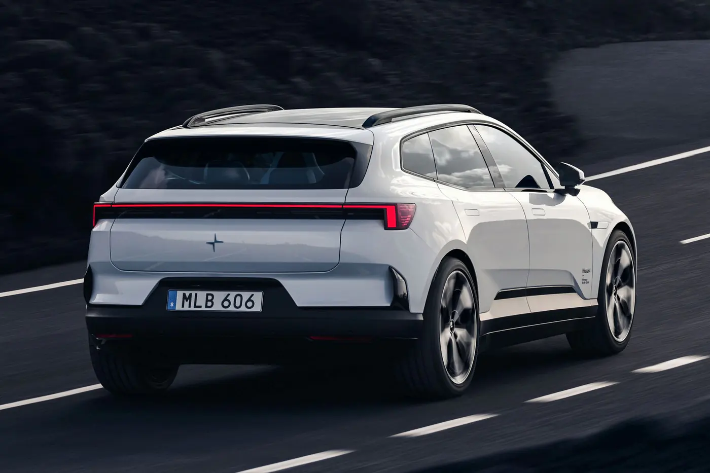 У Polestar 4 появилась новая модификация: показан кросс-универсал