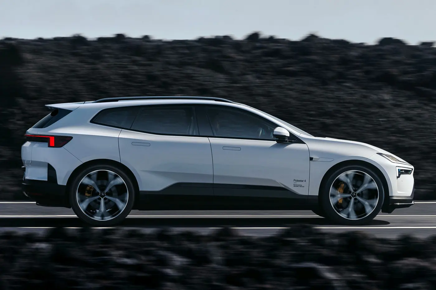 У Polestar 4 появилась новая модификация: показан кросс-универсал