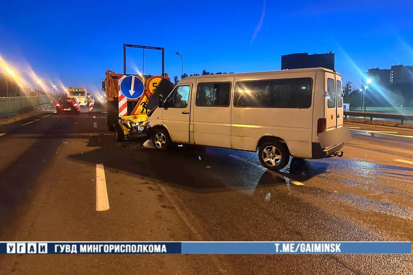 Водитель мог уснуть: Volkswagen въехал в прицеп на МКАД