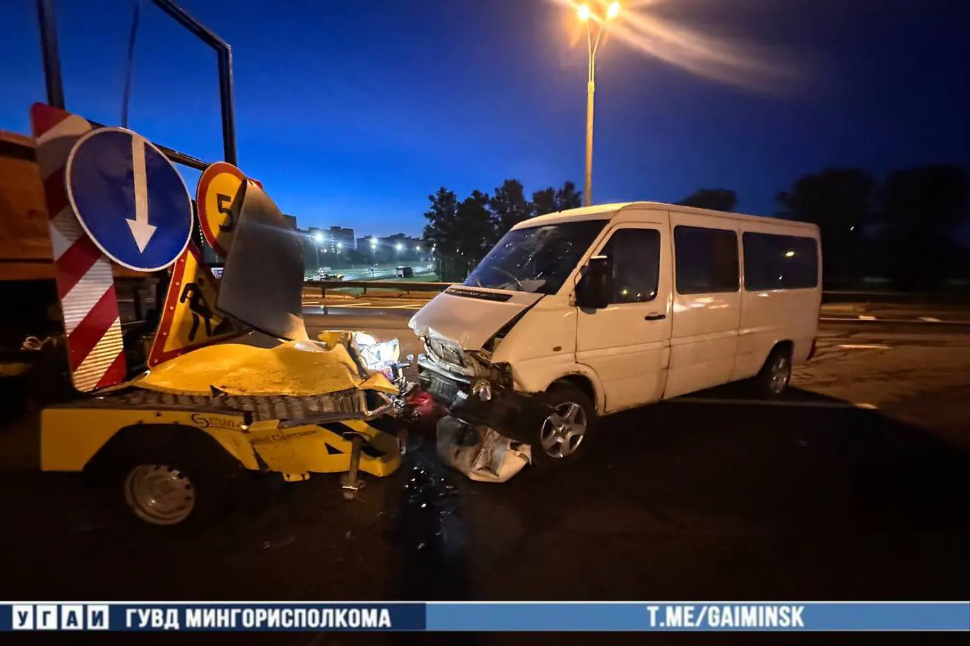 Водитель мог уснуть: Volkswagen въехал в прицеп на МКАД