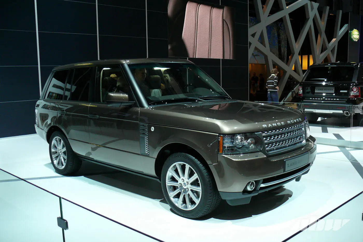 Роскошный и с большой батареей: электрический Range Rover наконец-то готов
