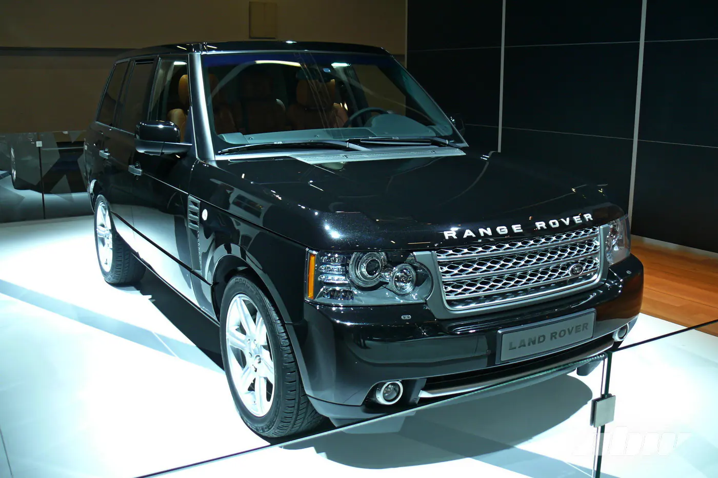 Роскошный и с большой батареей: электрический Range Rover наконец-то готов