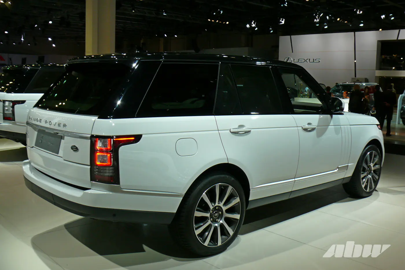 Роскошный и с большой батареей: электрический Range Rover наконец-то готов