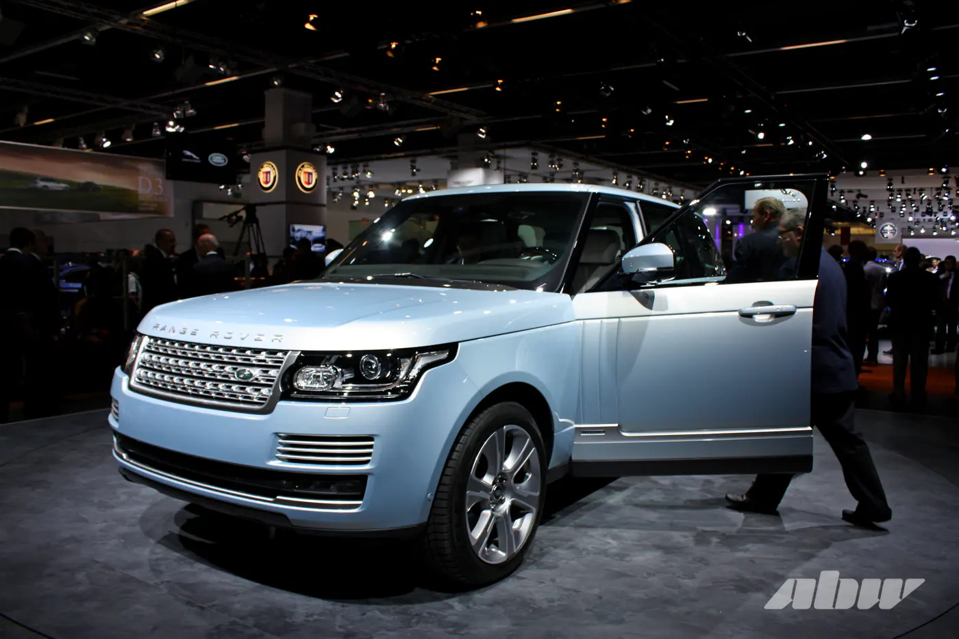 Роскошный и с большой батареей: электрический Range Rover наконец-то готов