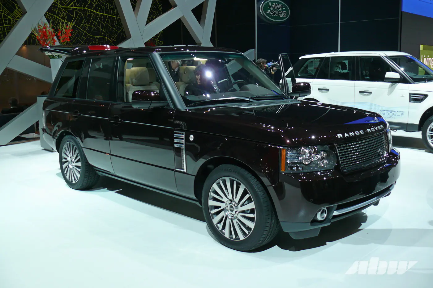 Роскошный и с большой батареей: электрический Range Rover наконец-то готов