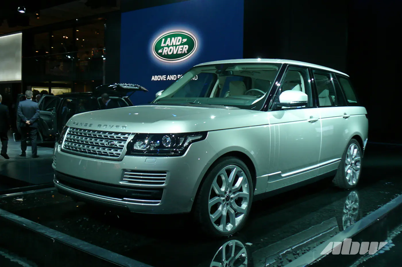 Роскошный и с большой батареей: электрический Range Rover наконец-то готов