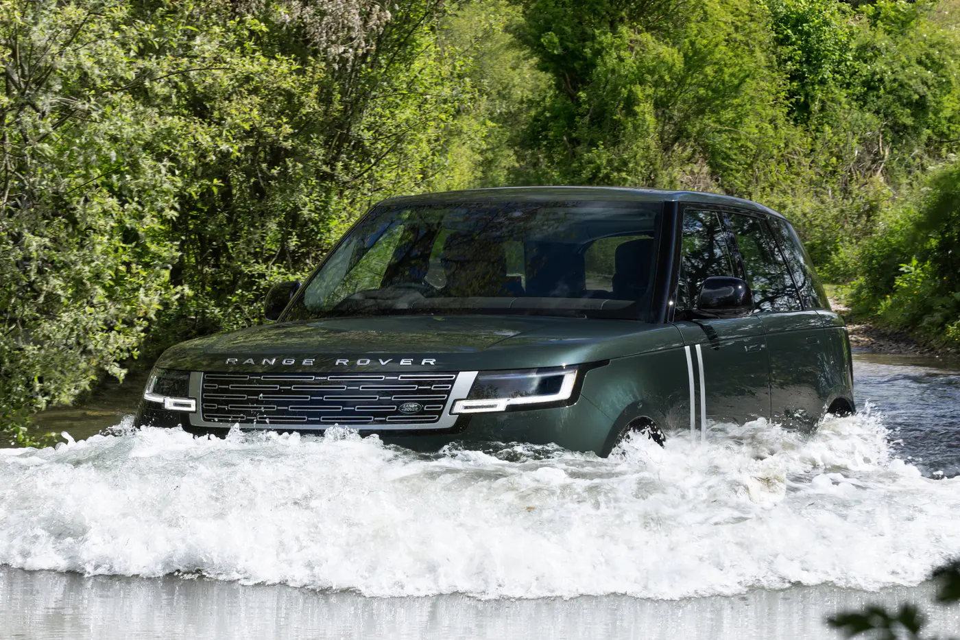 Роскошный и с большой батареей: электрический Range Rover наконец-то готов