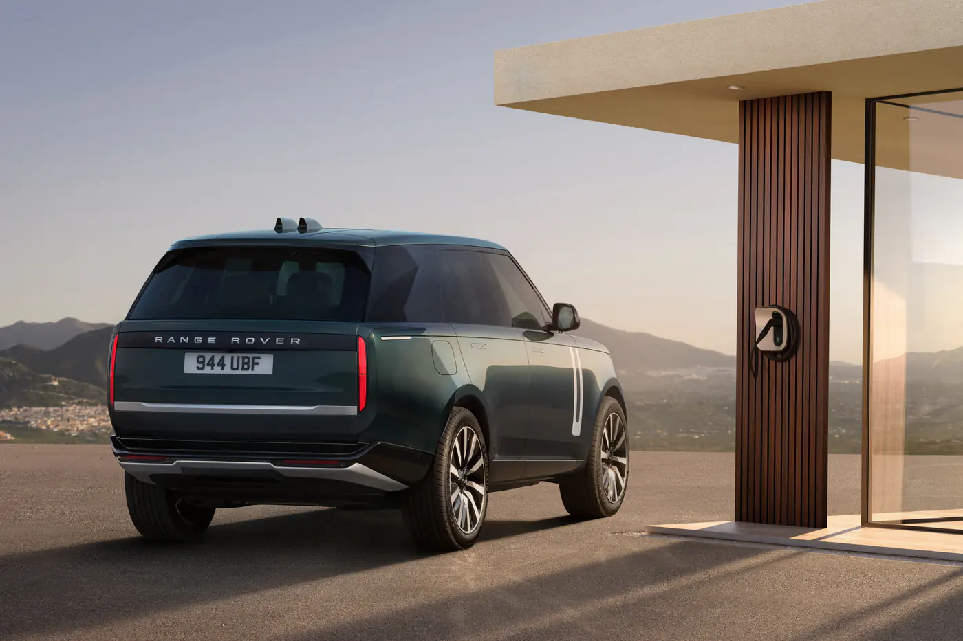 Роскошный и с большой батареей: электрический Range Rover наконец-то готов