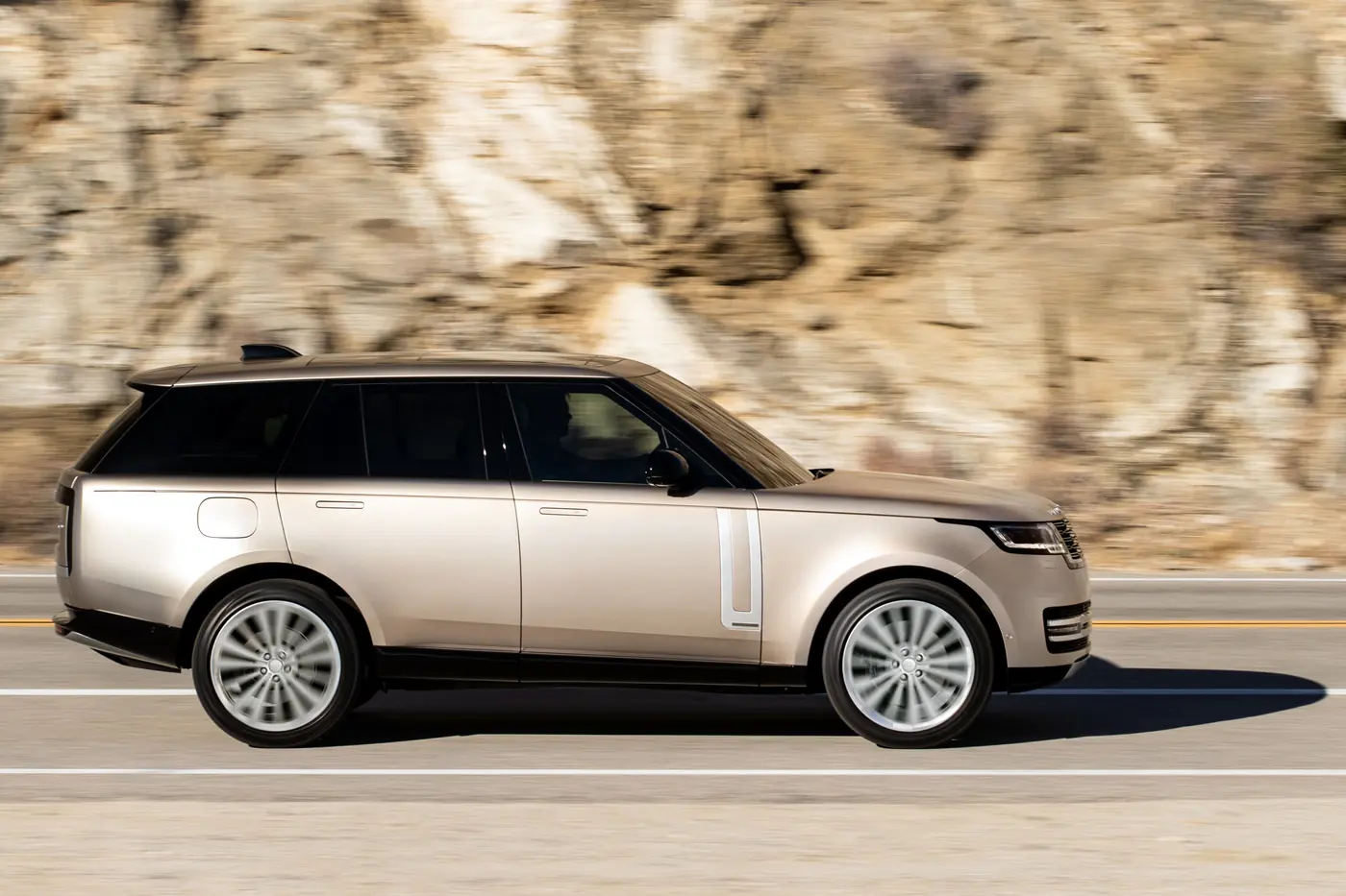 Роскошный и с большой батареей: электрический Range Rover наконец-то готов