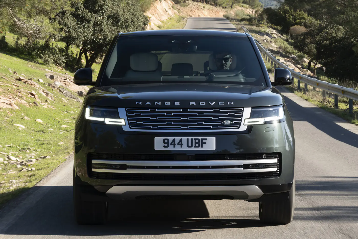 Роскошный и с большой батареей: электрический Range Rover наконец-то готов