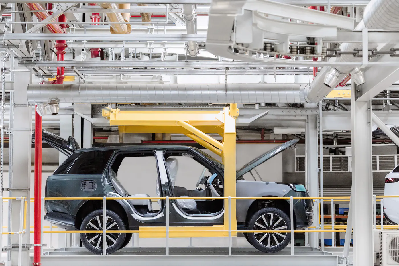 Роскошный и с большой батареей: электрический Range Rover наконец-то готов
