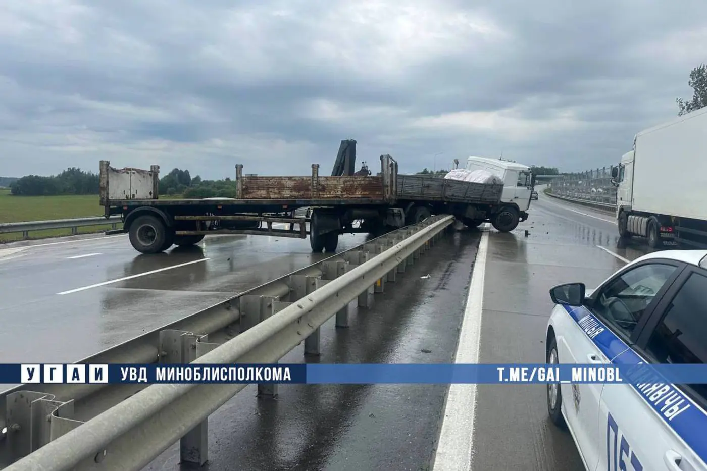 Не справилась с управлением: МАЗ с прицепом оказался на ограждении