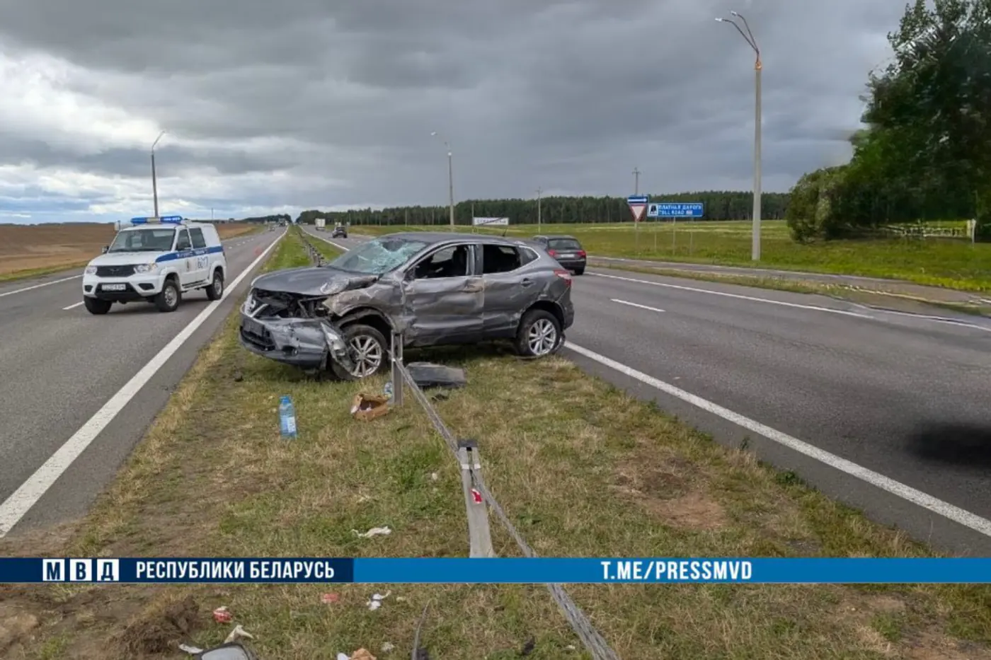 Nissan врезался в ограждение на трассе: пострадали дети