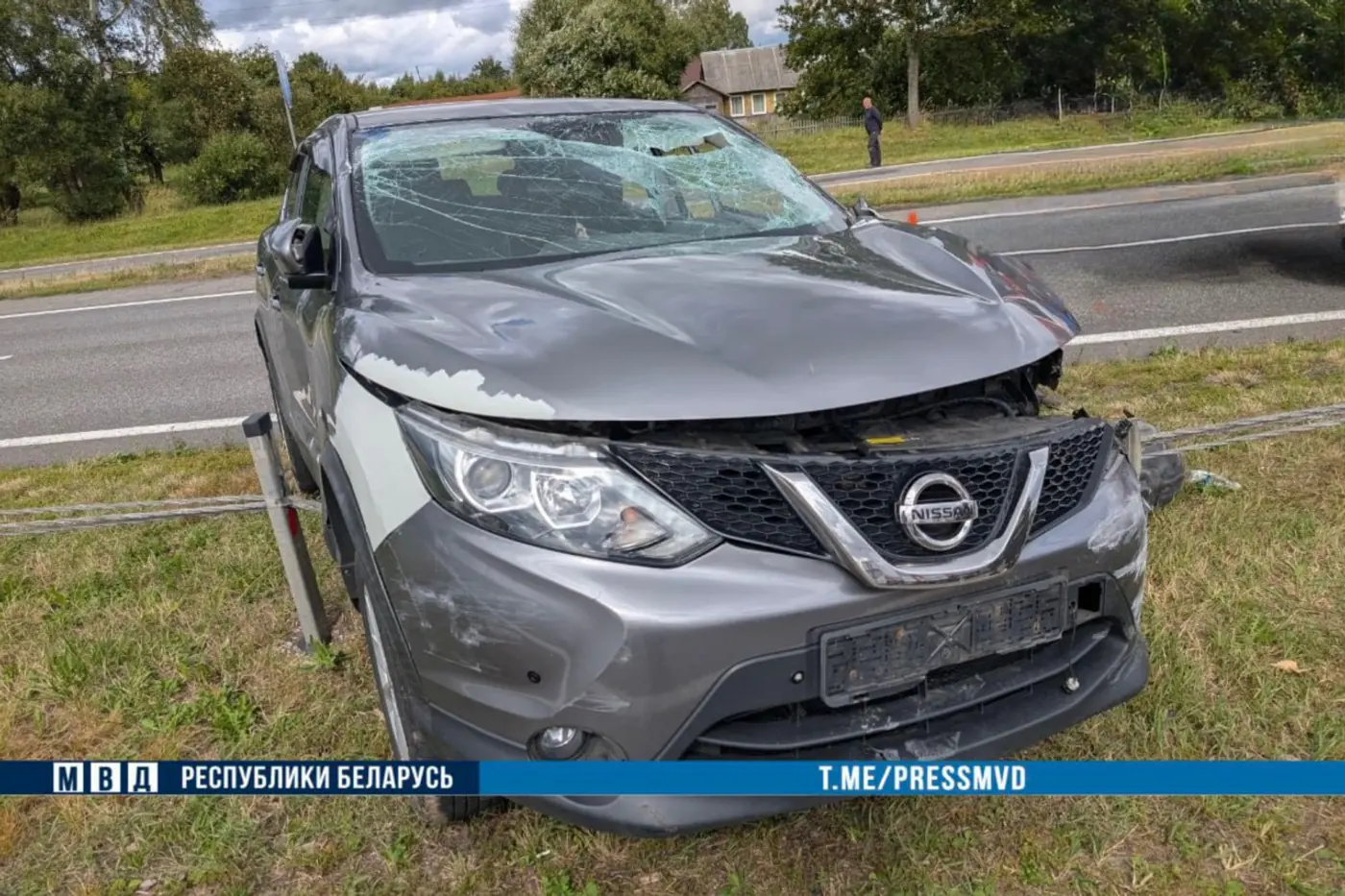 Nissan врезался в ограждение на трассе: пострадали дети
