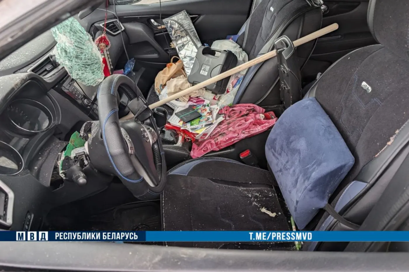 Nissan врезался в ограждение на трассе: пострадали дети