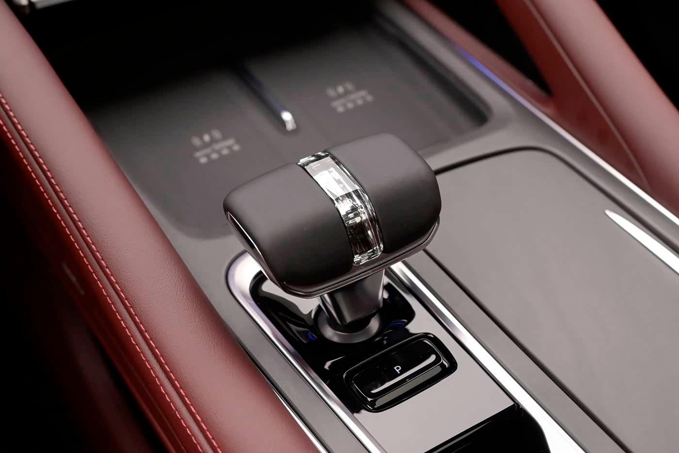 Огромный дисплей и кресла с электроприводом: каким будет салон Geely Monjaro Plus