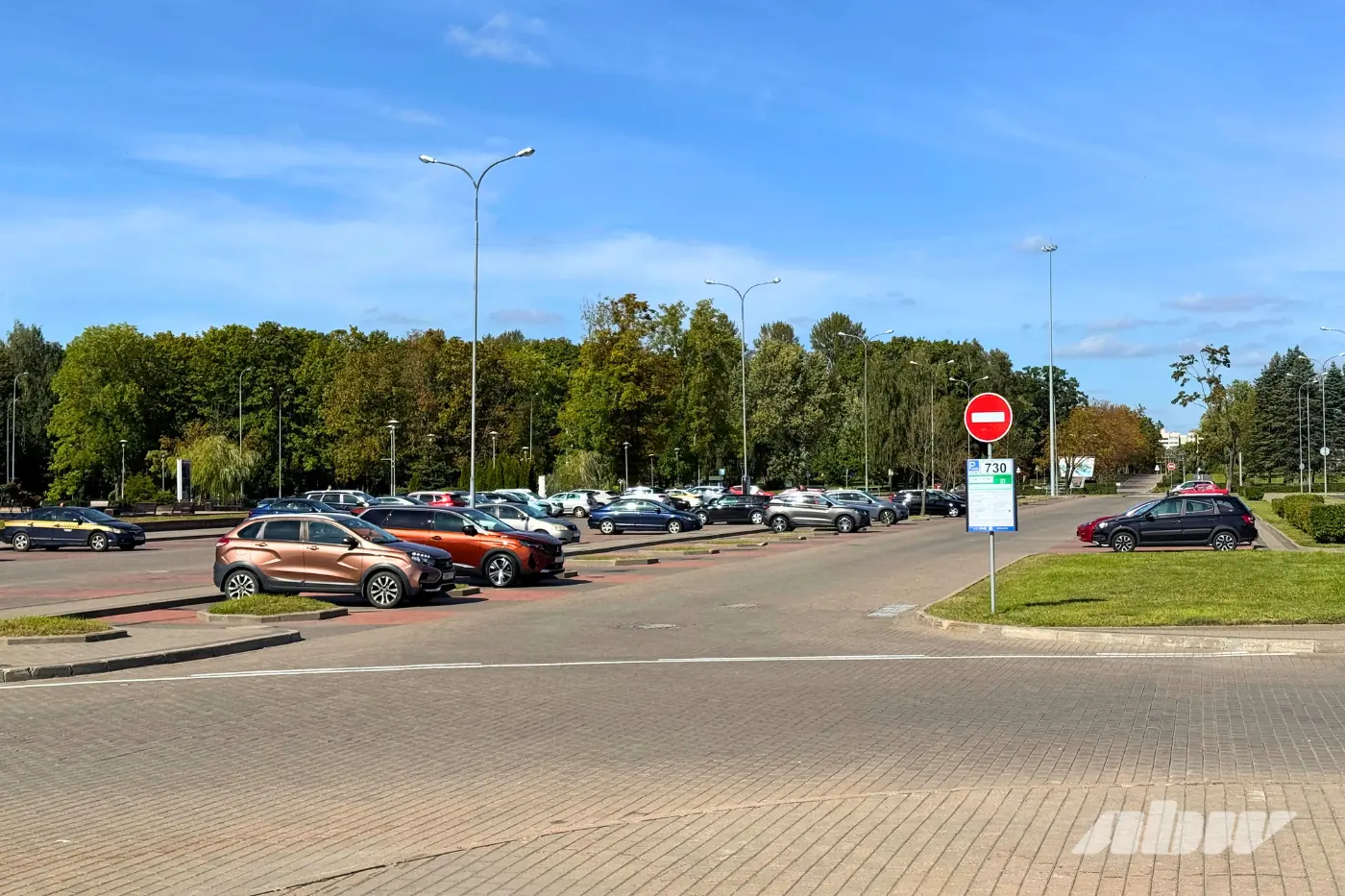 Ржавые фургоны и не только: что происходит на платной парковке у «Чижовка-Арены»