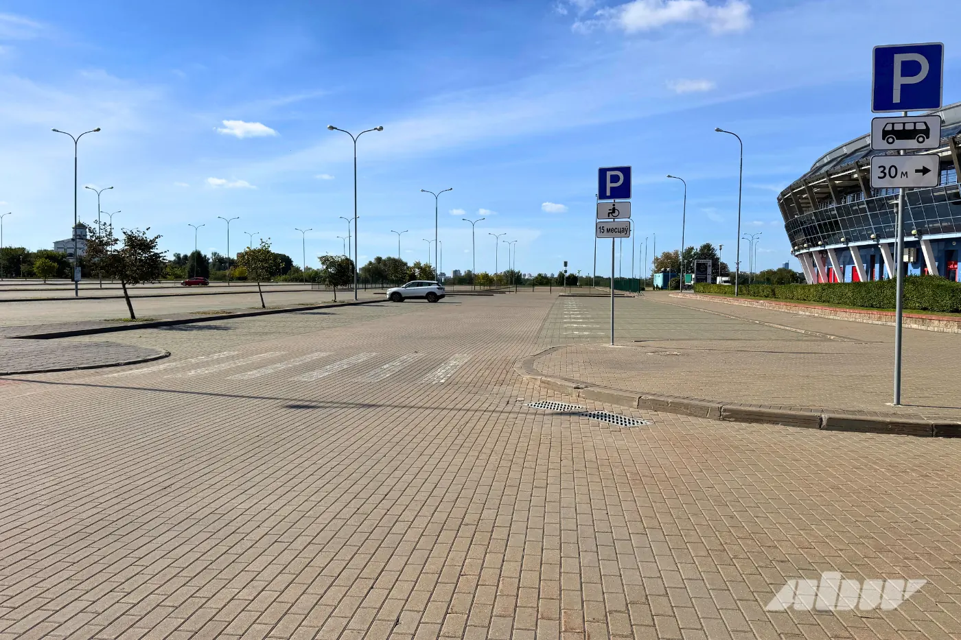 Ржавые фургоны и не только: что происходит на платной парковке у «Чижовка-Арены»