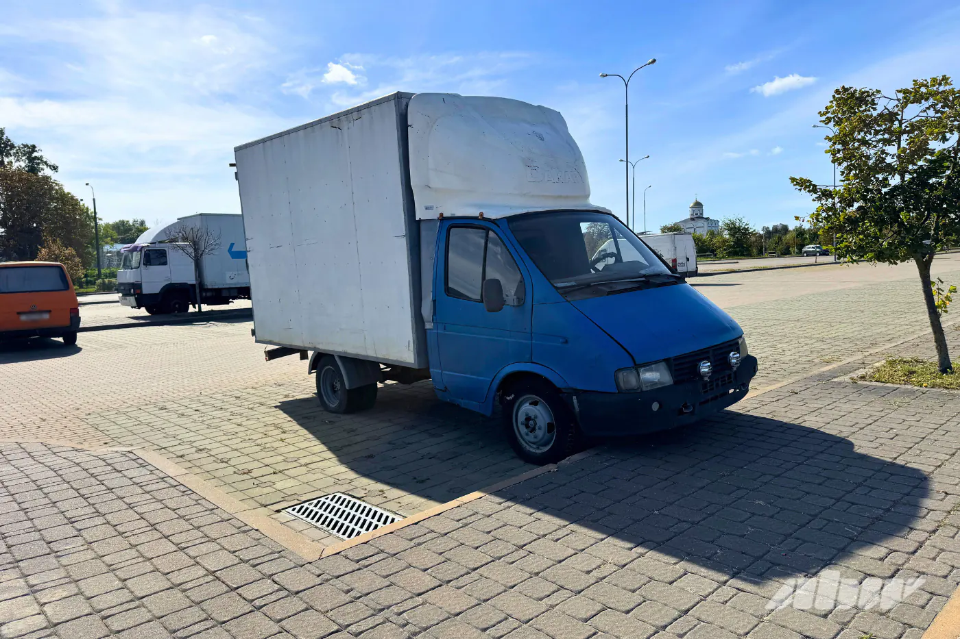 Ржавые фургоны и не только: что происходит на платной парковке у «Чижовка-Арены»