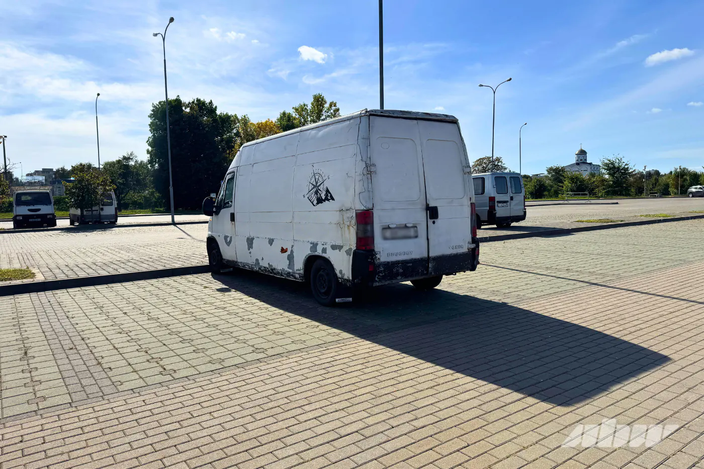 Ржавые фургоны и не только: что происходит на платной парковке у «Чижовка-Арены»
