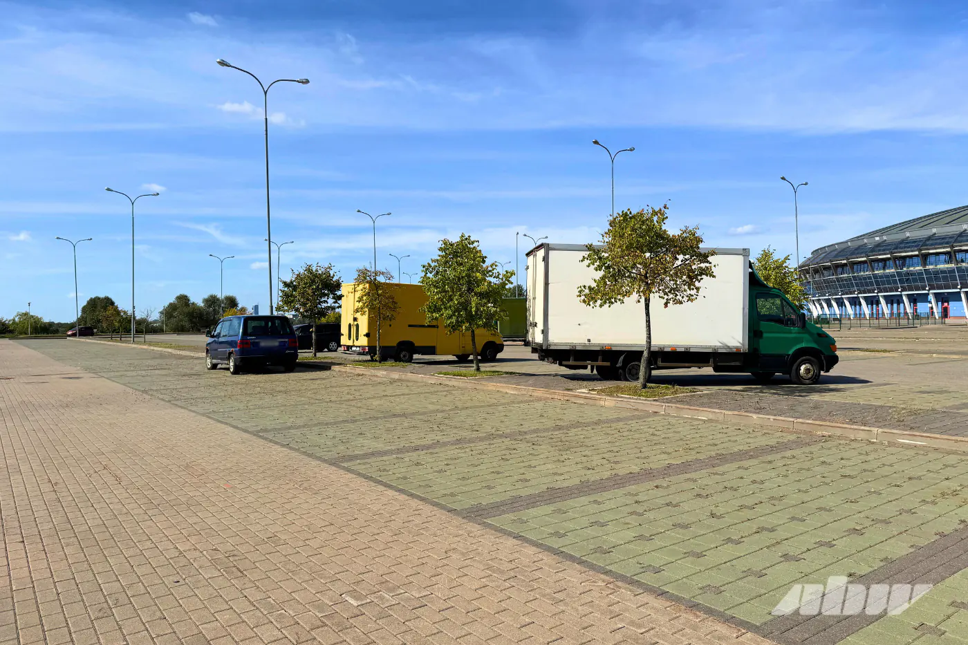 Ржавые фургоны и не только: что происходит на платной парковке у «Чижовка-Арены»
