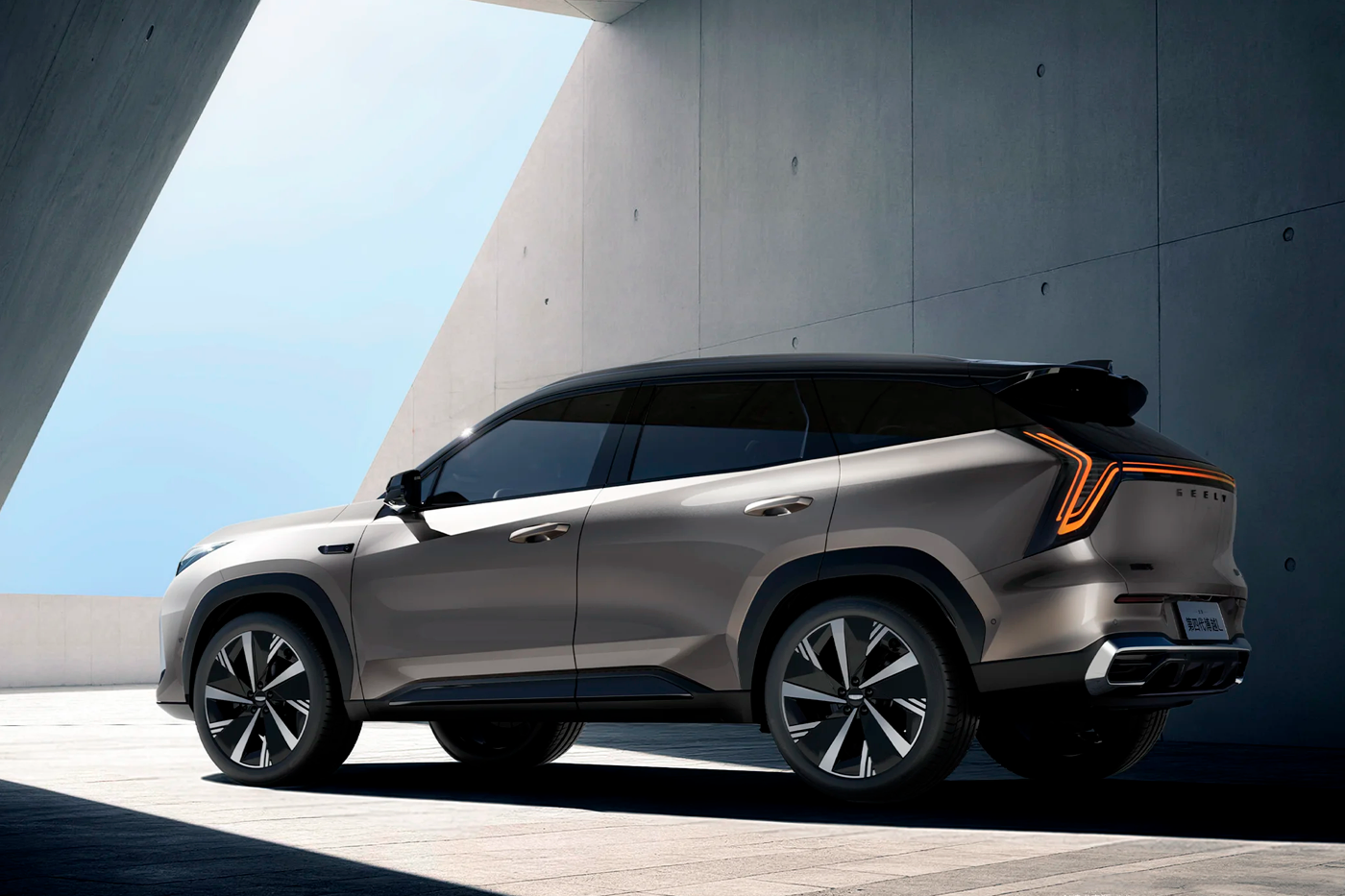 Новый Geely Atlas бросил вызов Toyota RAV4 и Hyundai Tucson
