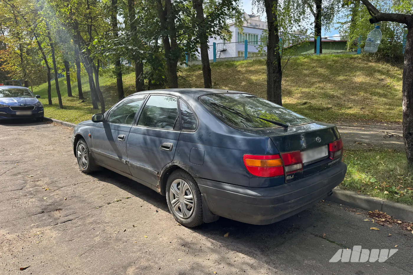 И снова спущенные колеса, ржавчина и паутина – смотрим, что творится во дворах Чижовки