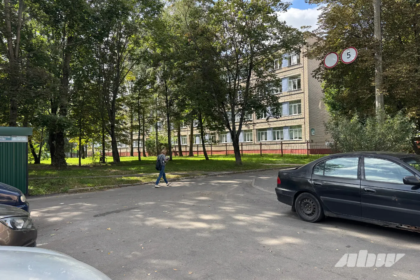 И снова спущенные колеса, ржавчина и паутина – смотрим, что творится во дворах Чижовки