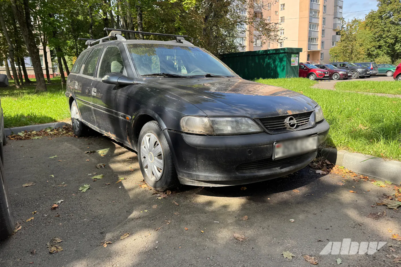 И снова спущенные колеса, ржавчина и паутина – смотрим, что творится во дворах Чижовки