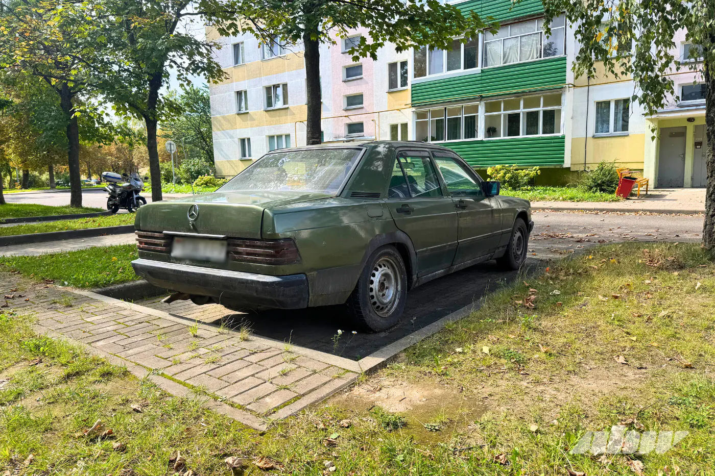 И снова спущенные колеса, ржавчина и паутина – смотрим, что творится во дворах Чижовки
