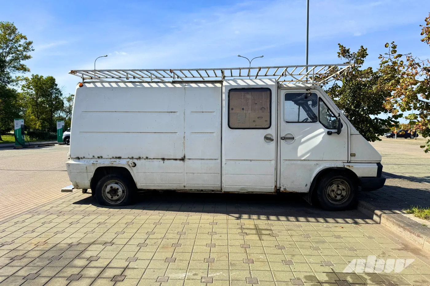 И снова спущенные колеса, ржавчина и паутина – смотрим, что творится во дворах Чижовки