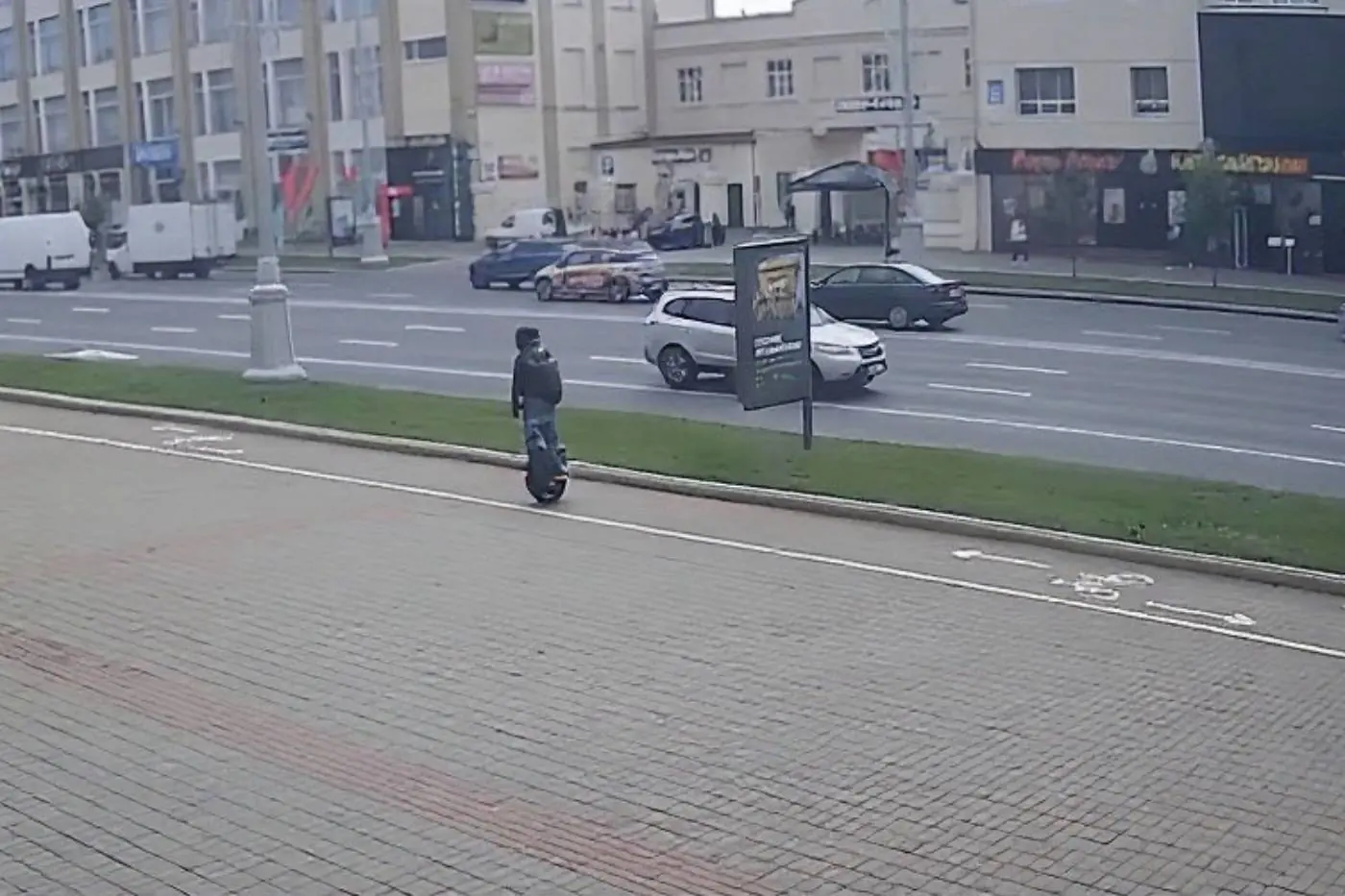 Ехал быстрее 25 км/ч: в Минске нашли водителя моноколеса, гнавшего по велодорожке