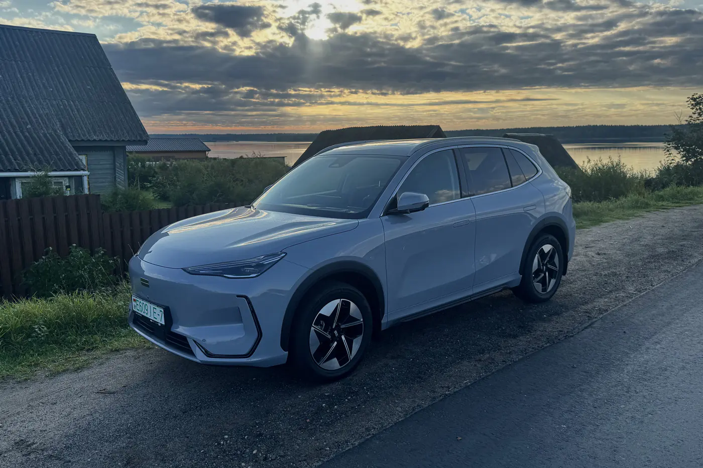 «Открыл приложение и понял, что заряжусь где угодно»: на Geely EX5 под Браслав
