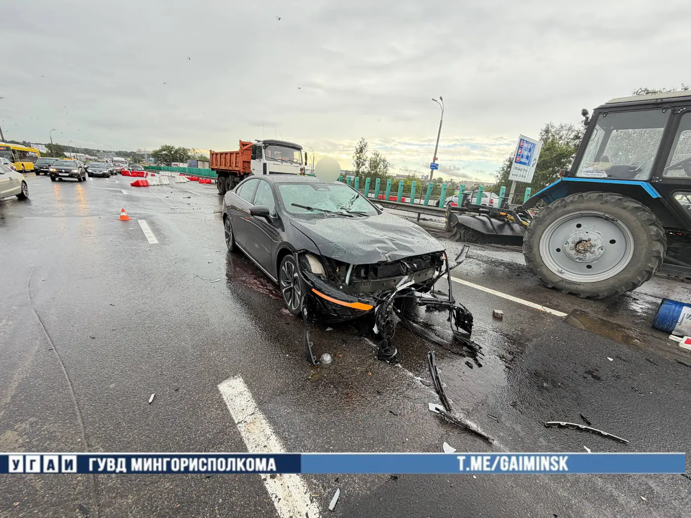 На МКАД Mazda влетела в водоналивные блоки и технику дорожных рабочих – пострадал BYD