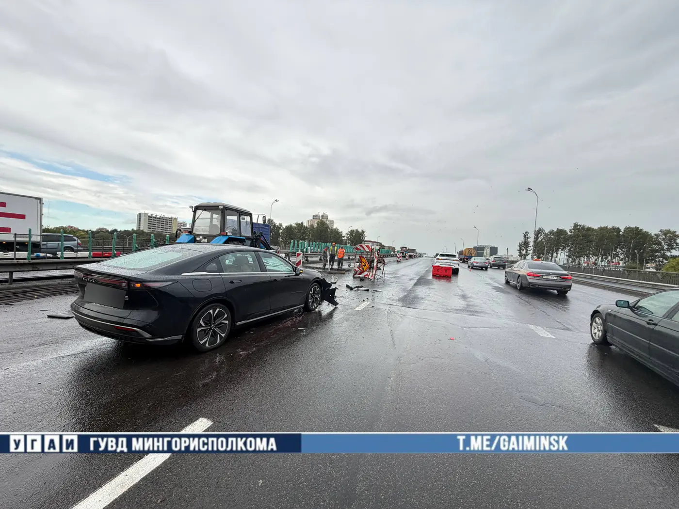 На МКАД Mazda влетела в водоналивные блоки и технику дорожных рабочих – пострадал BYD