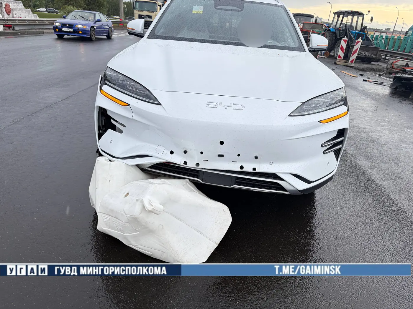 На МКАД Mazda влетела в водоналивные блоки и технику дорожных рабочих – пострадал BYD