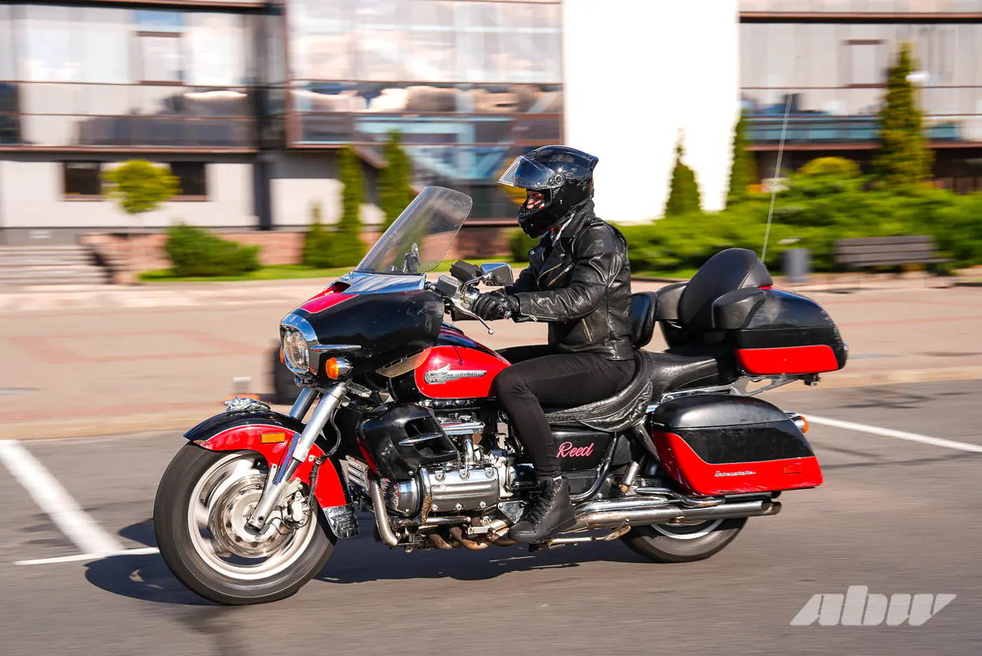 Финалистка Олимпийских игр покоряет дорогу на легендарной Honda Valkyrie