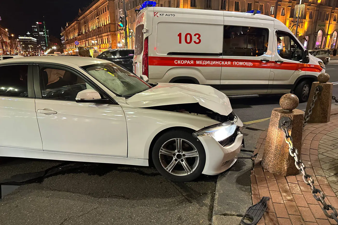В центре Минска Volkswagen проехал на красный и столкнулся с BMW