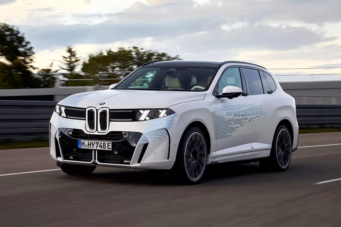 Новый BMW iX5 Hydrogen показали без камуфляжа. До 100 км/ч – менее 5 секунд