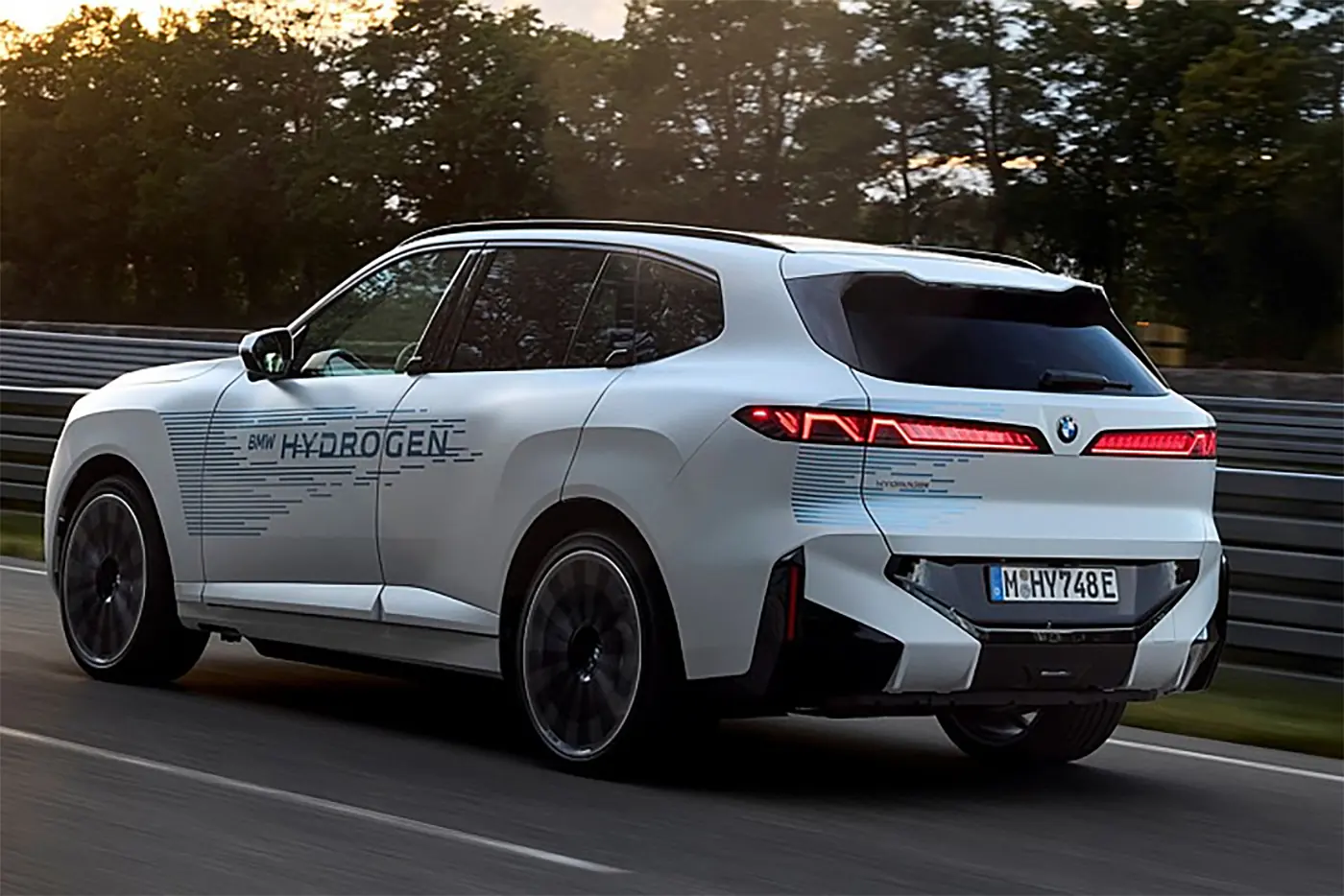Новый BMW iX5 Hydrogen показали без камуфляжа. До 100 км/ч – менее 5 секунд