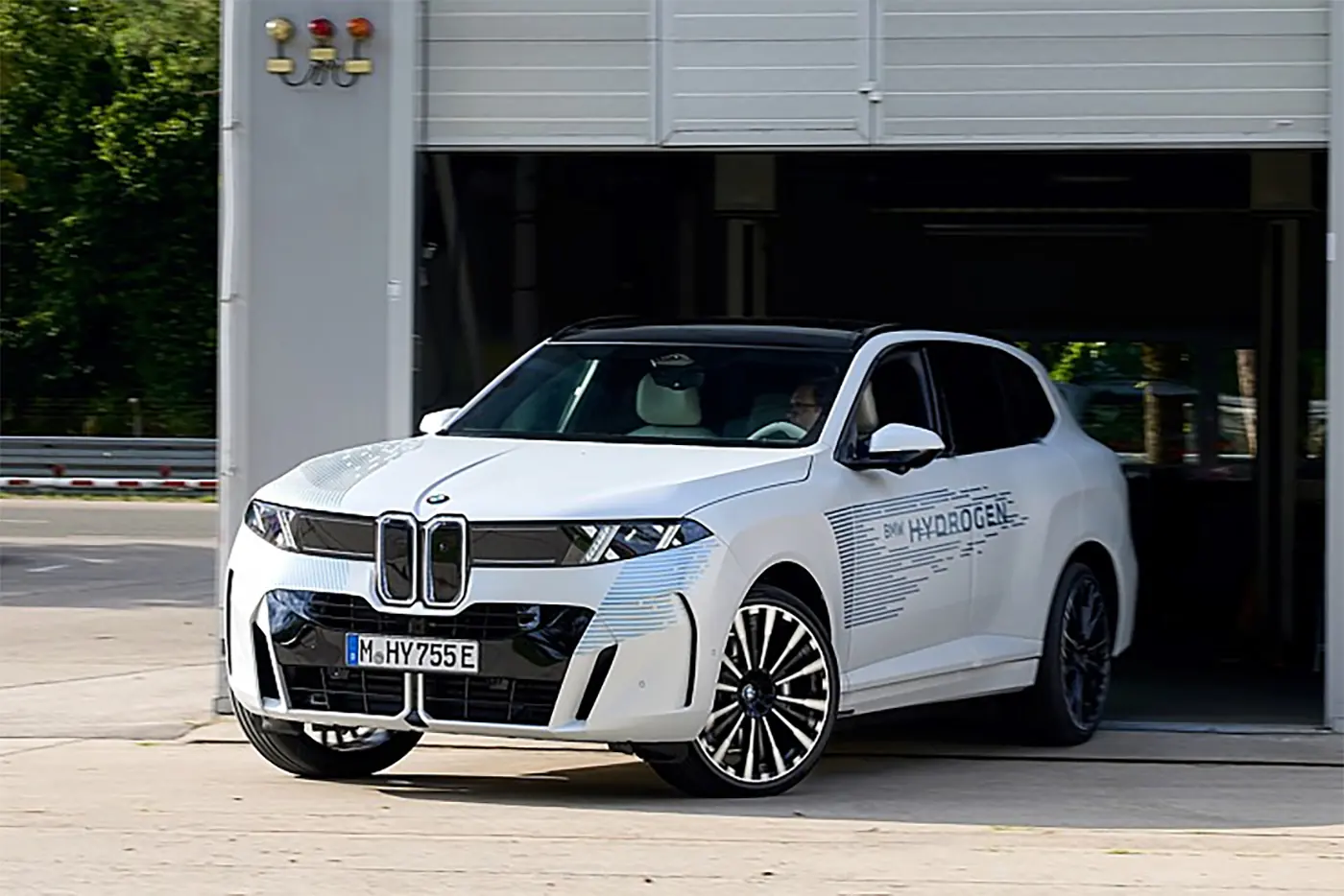 Новый BMW iX5 Hydrogen показали без камуфляжа. До 100 км/ч – менее 5 секунд
