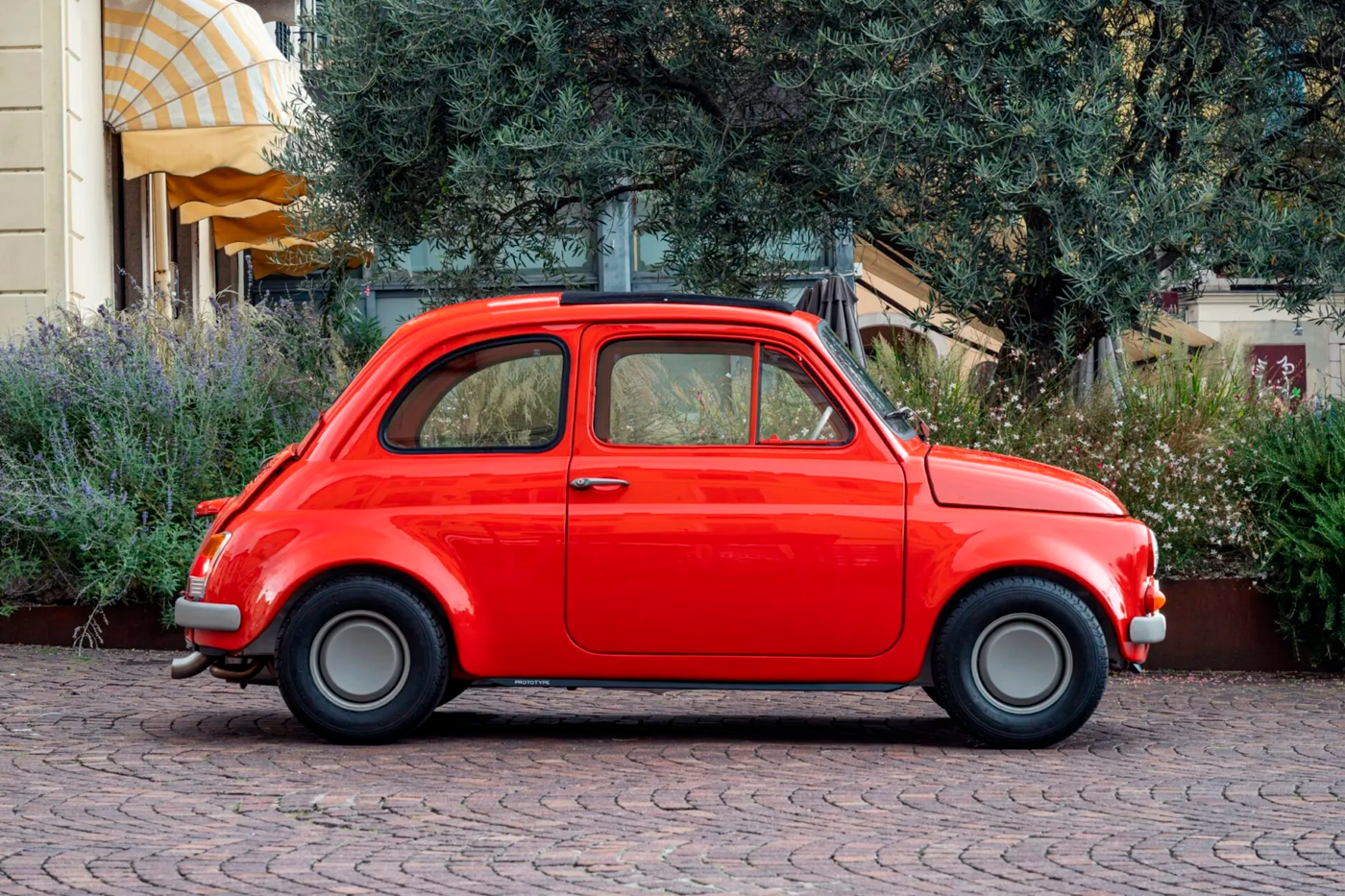 Британцы показали безумно дорогой рестомод на базе Fiat 500