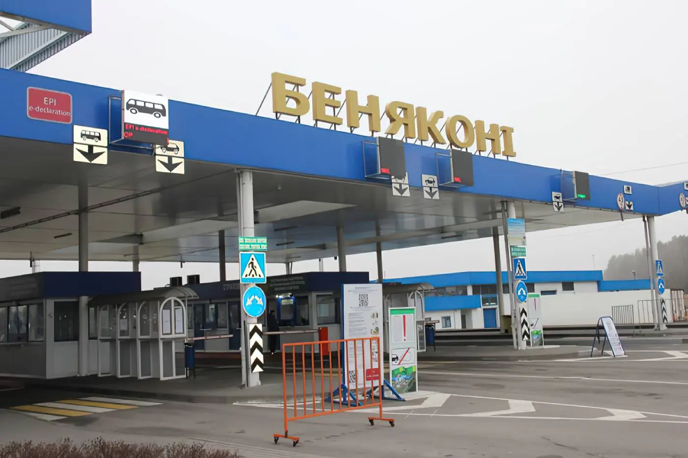Сказал о 5 500 евро, но еще 5 000 спрятал: водитель Fiat попался таможне