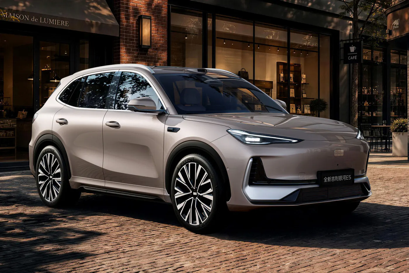 Задний привод и улучшенная электротехника: Geely обновила кроссовер EX5