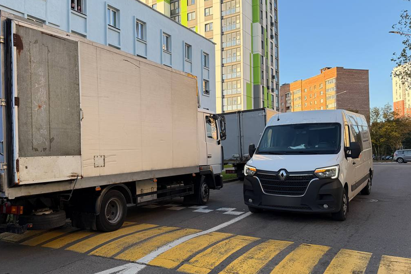 В Минске трехлетний мальчик выбежал из-за машины и оказался под колесами грузовика