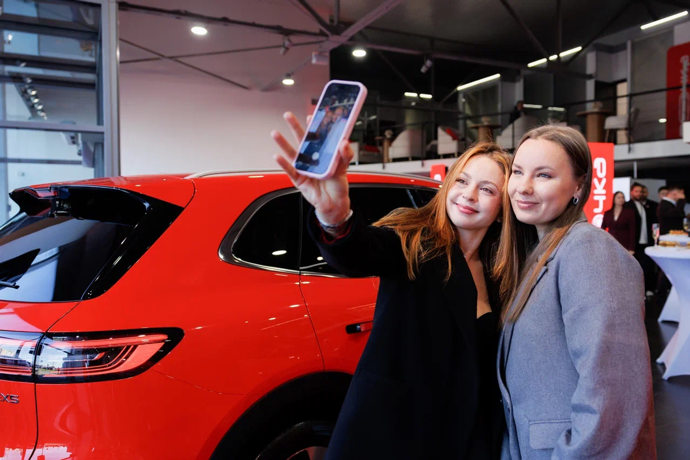 Второй автоцентр «Точка Geely»: все красное, электрокары и сервис