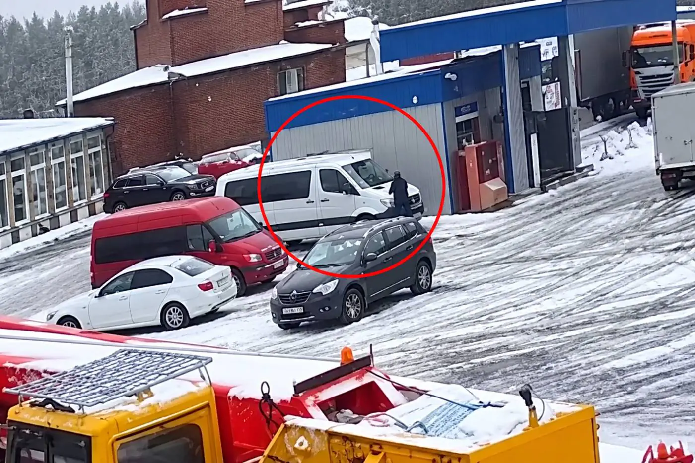 Дело о краже €100 тысяч: трое следили за микроавтобусом до Смоленской области, чтобы похитить деньги