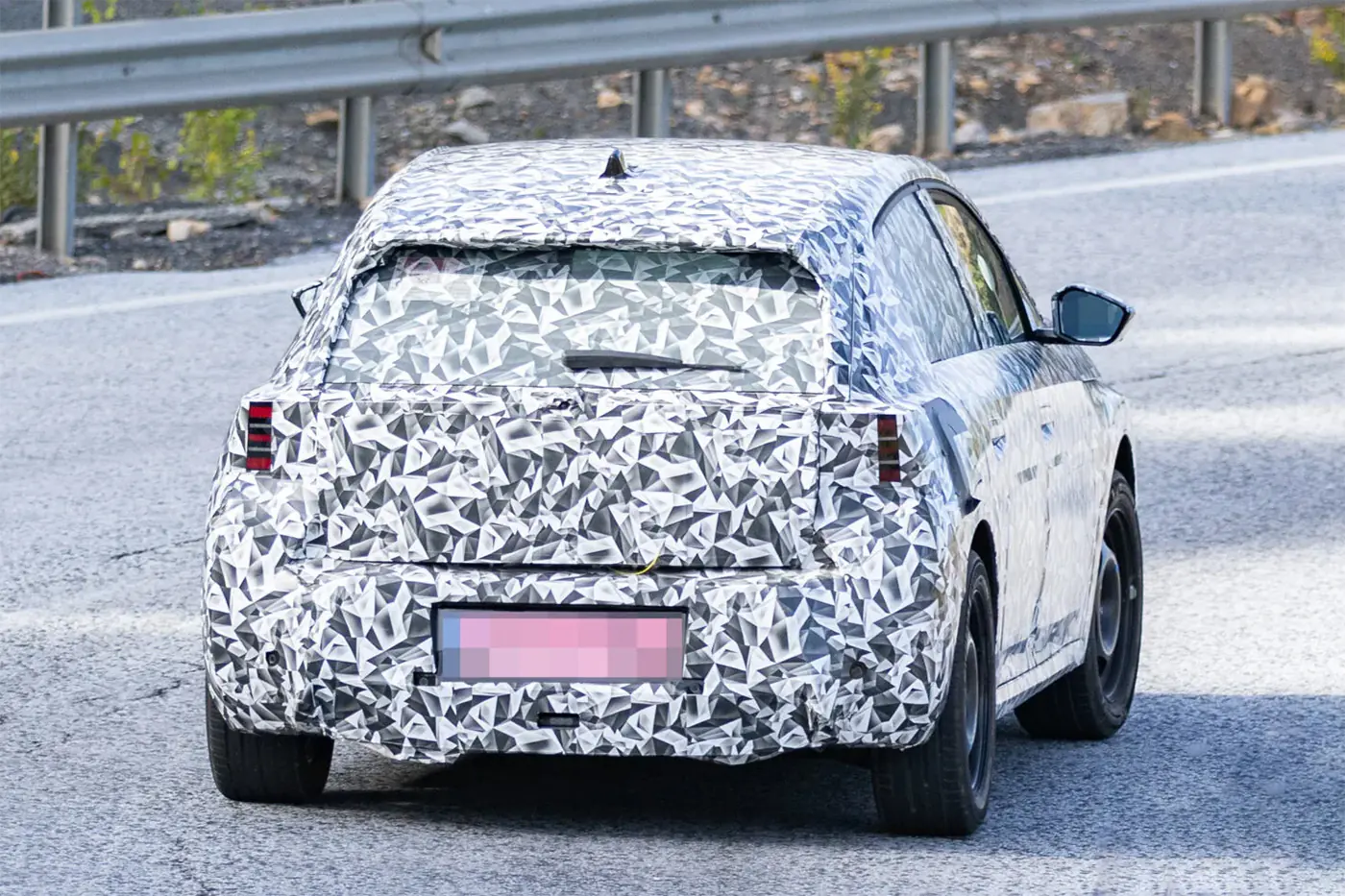 Peugeot вывела новый 208 на тесты – у машины будет необычный квадратный руль