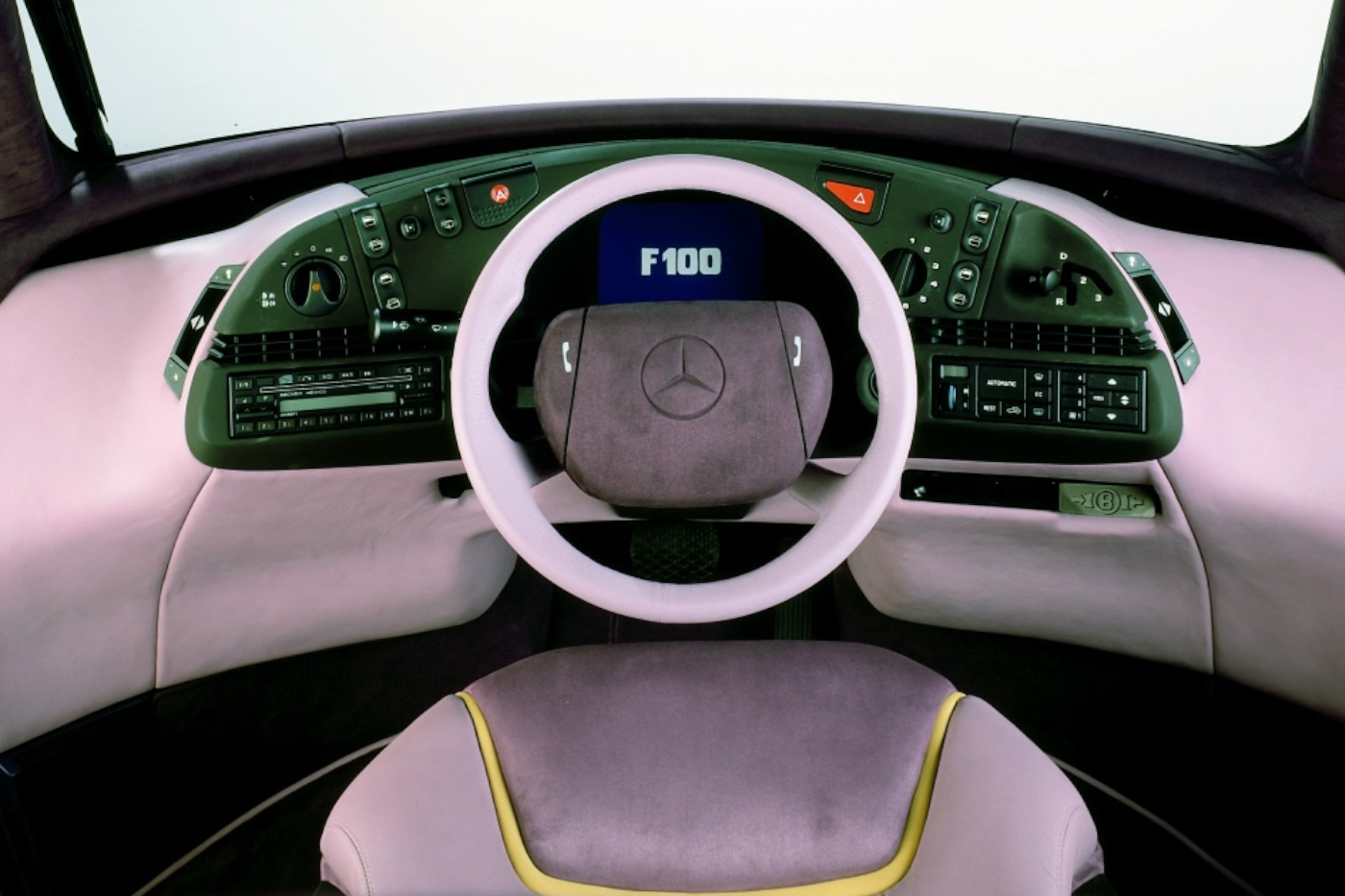 Этот Mercedes из 1990-х умел больше, чем многие машины в 2026 году