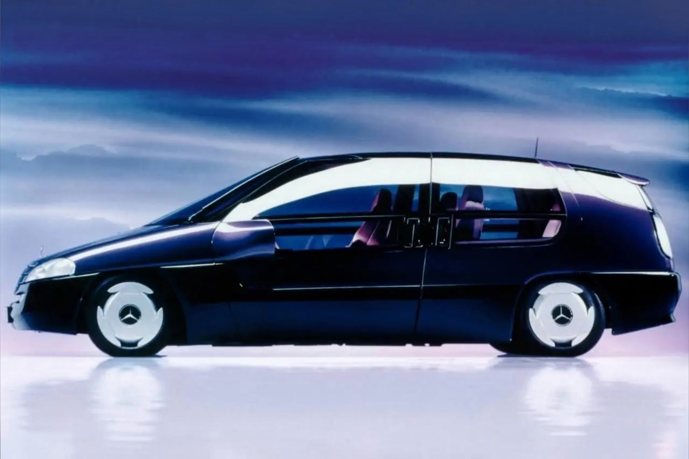 Этот Mercedes из 1990-х умел больше, чем многие машины в 2026 году